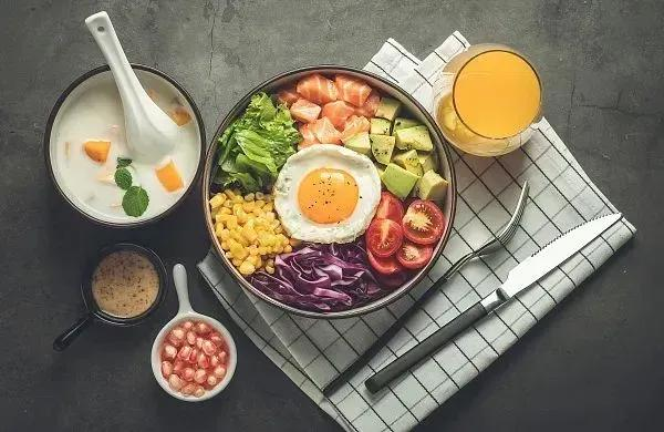 【健康科普】一天三顿饭怎么吃才最健康？早饭要吃好，晚饭不吃真能减肥吗？