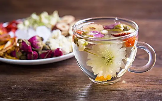 菊花枸杞决明子茶：八味清养配方，能否成为你的日常养生饮？